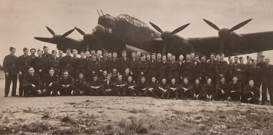 Air & ground crew with 'R'
