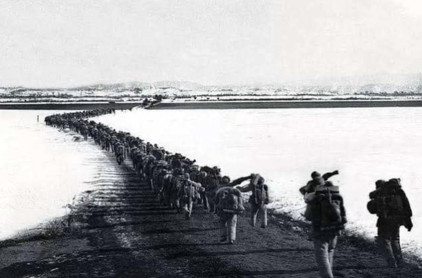 Chinese army crossing Yalu river into Korean War zone