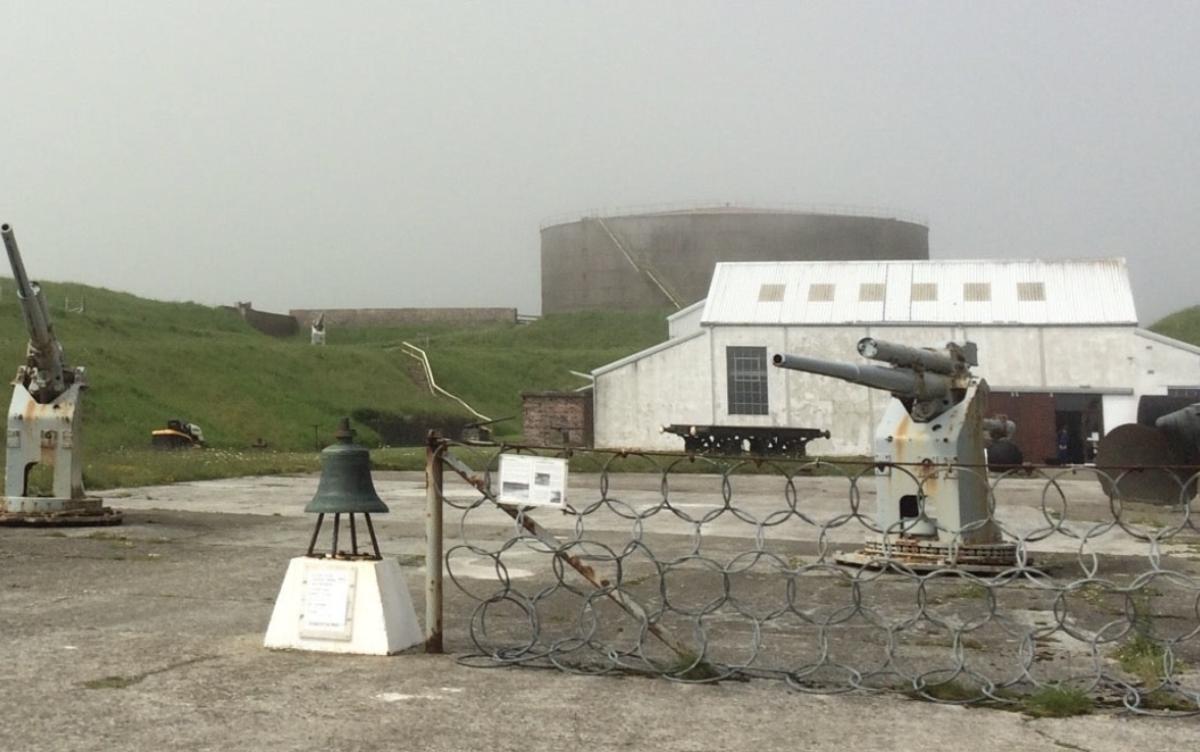 Artillery guns 