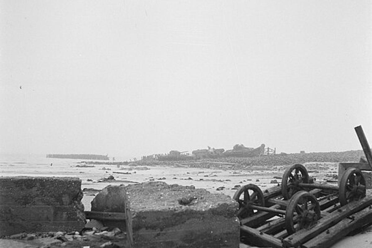 Reportage van het slagveld na de strijd om de Scheldemonding (Westkapelle) Op d, Bestanddeelnr 900-2003