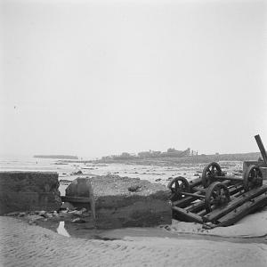 Reportage van het slagveld na de strijd om de Scheldemonding (Westkapelle) Op d, Bestanddeelnr 900-2003